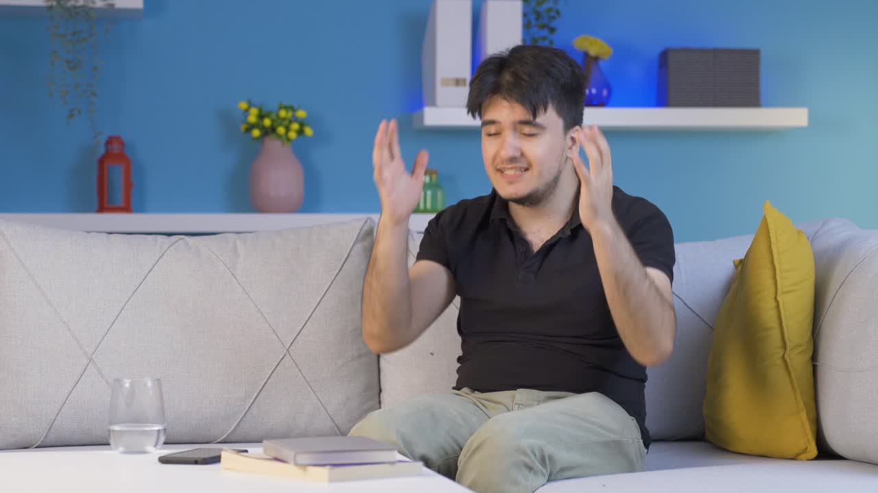 그 남자는 혼자 얘기하고 화를 내고 있습니다.