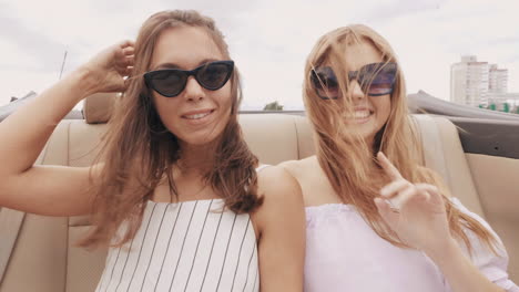 dos amigos disfrutando de un viaje por carretera de verano en un coche convertible
