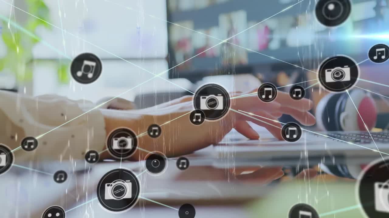 animación de una red de conexiones con iconos sobre una mujer de negocios caucásica usando una computadora portátil