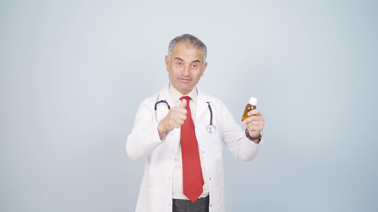 의사는 약의 사용법을 설명합니다.