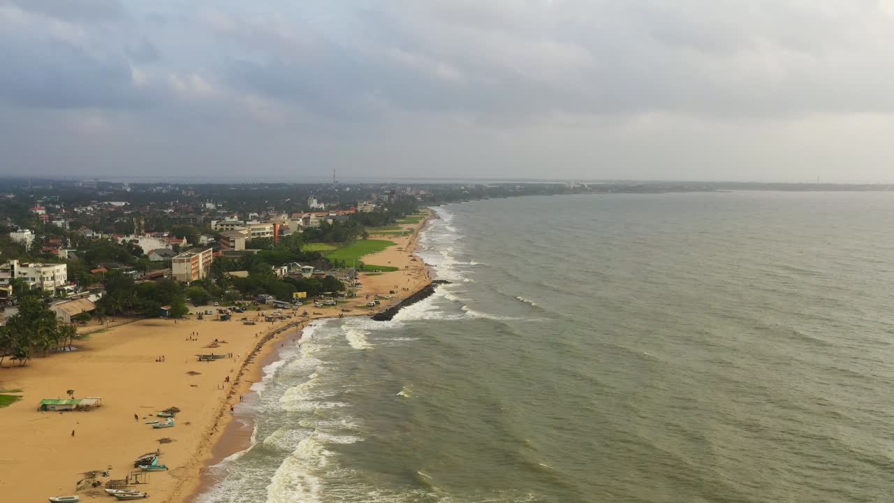 la playa tropical en negombo, sri lanka.