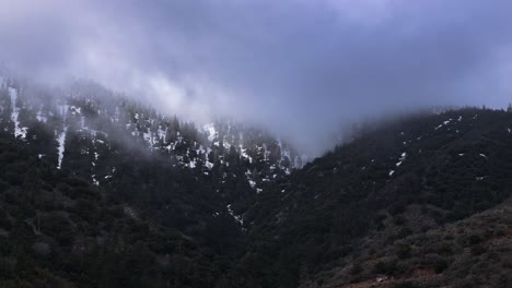 Dramatische-Wolkendecke,-Die-Sich-Schnell-über-Die-Schneebedeckten-Kiefernwälder-Im-Frazier-Park-Im-Süden-Kaliforniens-Bewegt,-60 fps