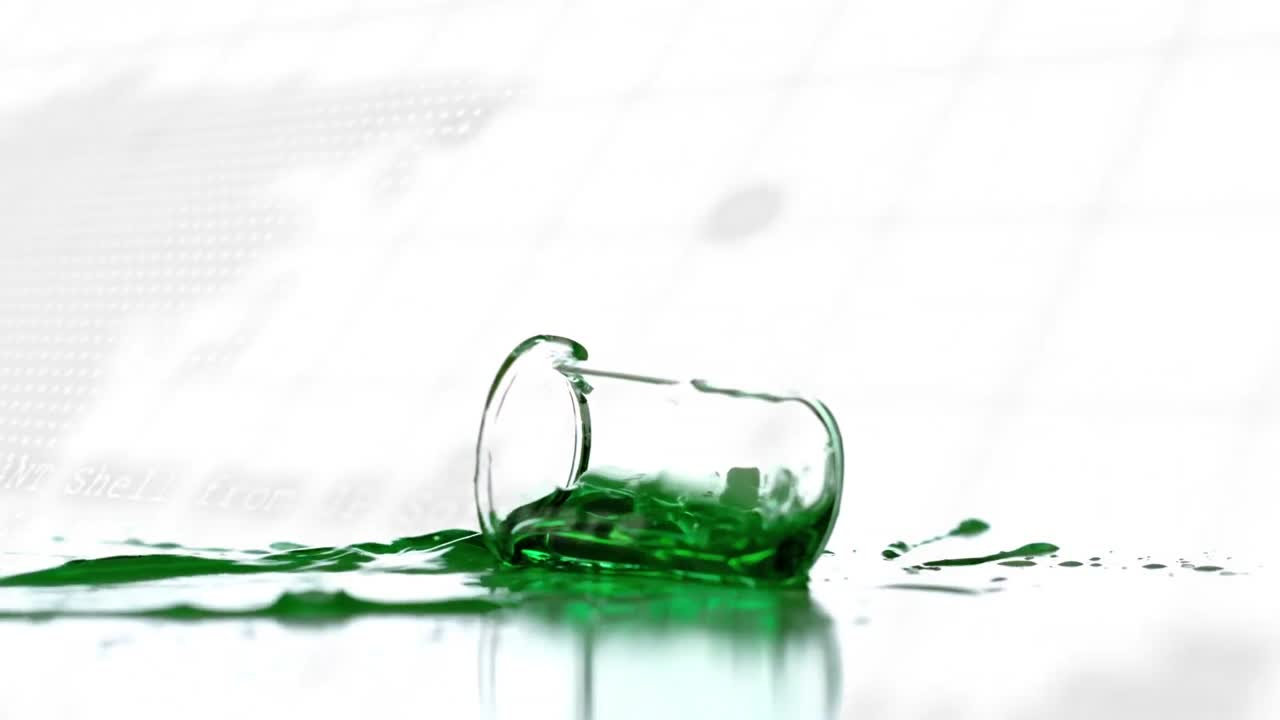 액체와 함께 컵 위에 데이터 처리를 가진 세계 지도의 애니메이션