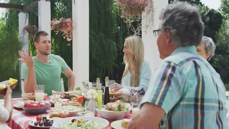 familia feliz comiendo juntos en la mesa