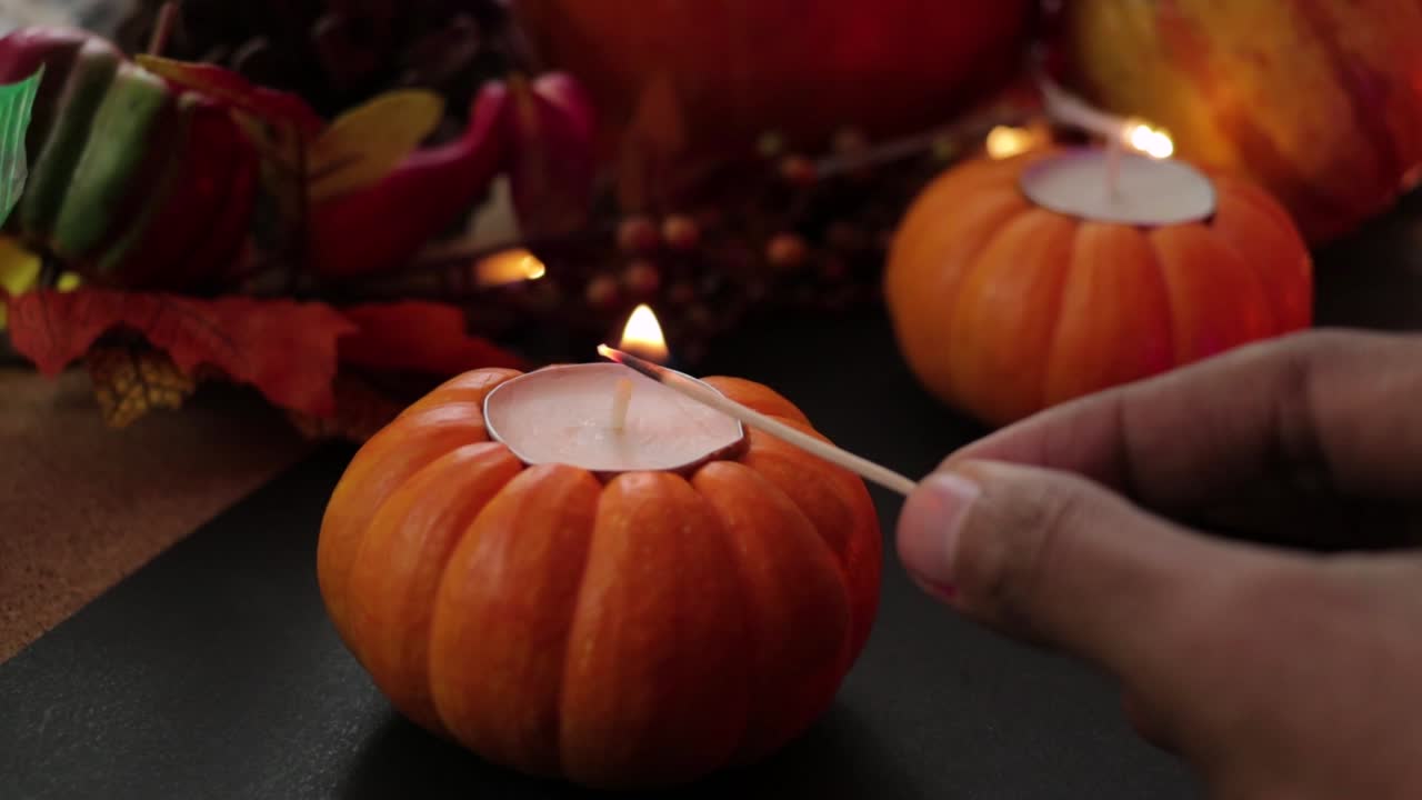 velas de calabaza encendidas