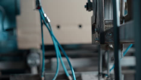 producción automática de fabricación de cajas de cartón de fábrica que trabaja en el almacén de cerca