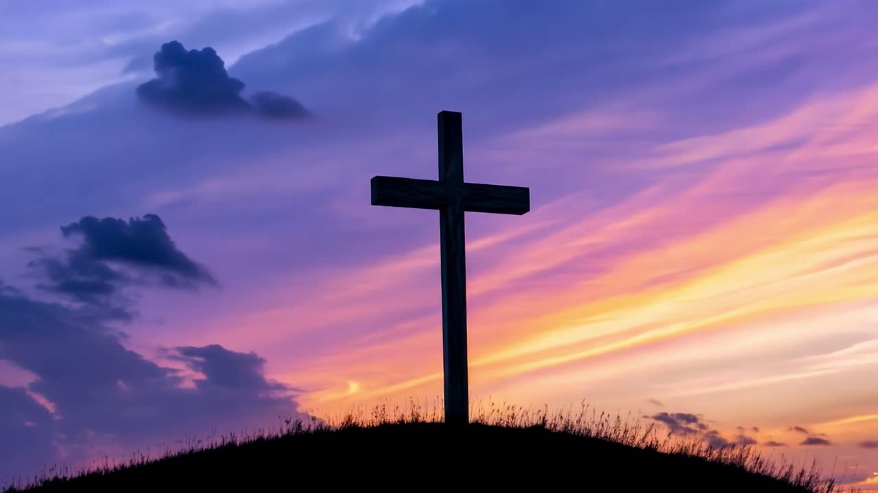 나무 십자가 는 활기찬 하늘 을 배경 으로 그림자 를 그려 놓고 있으며, 변화 하는 색상 들 의 놀라운 모습 을 보여 준다