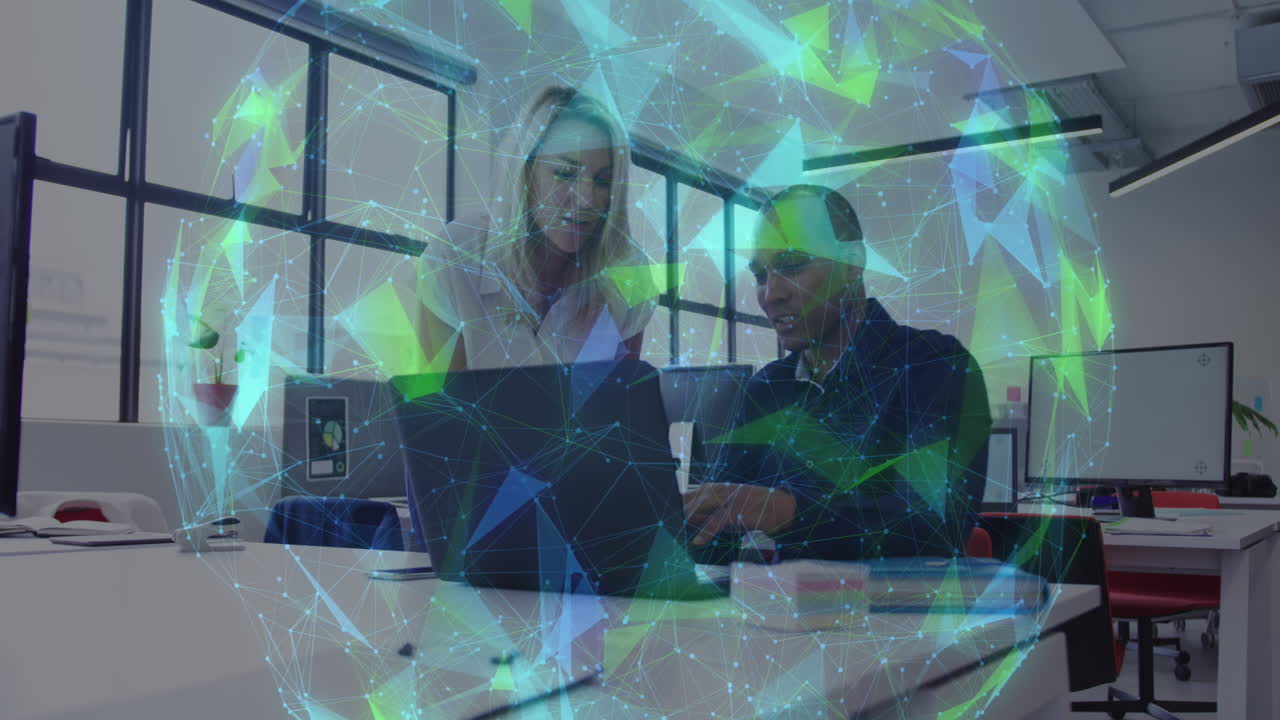 анимация глобуса с обработкой данных над различными бизнесменами, работающими в офисе.