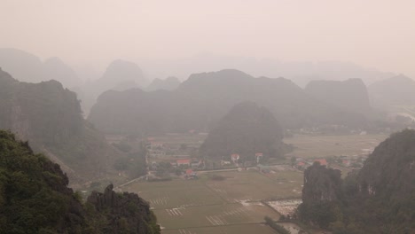 punto de vista con vistas a capas de montañas dramáticas en la región montañosa de ninh ninh en el norte de vietnam