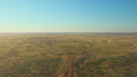 Finke-Wüstenrennstrecke-Im-Ländlichen-Outback-Australiens,-4K-Drohnenüberflug