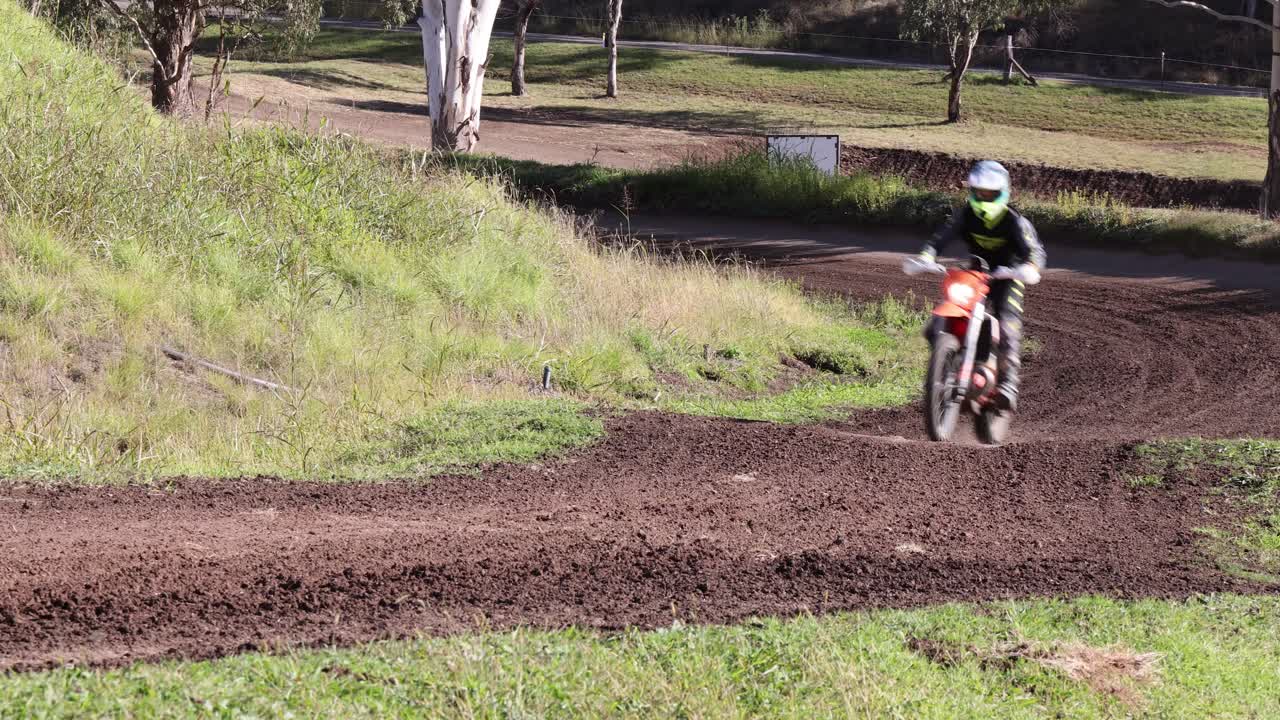 오프로드 자전거 경기에 출전하는 자전거 선수