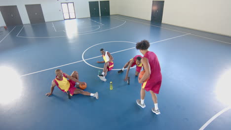 jonge afro-amerikaanse mannen nemen een pauze op het basketbalveld.