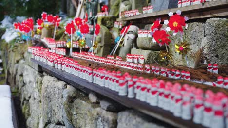 Estatuas-De-Jizo-En-La-Nieve,-Templo-De-Yamadera-En-El-Norte-De-Japón-4k