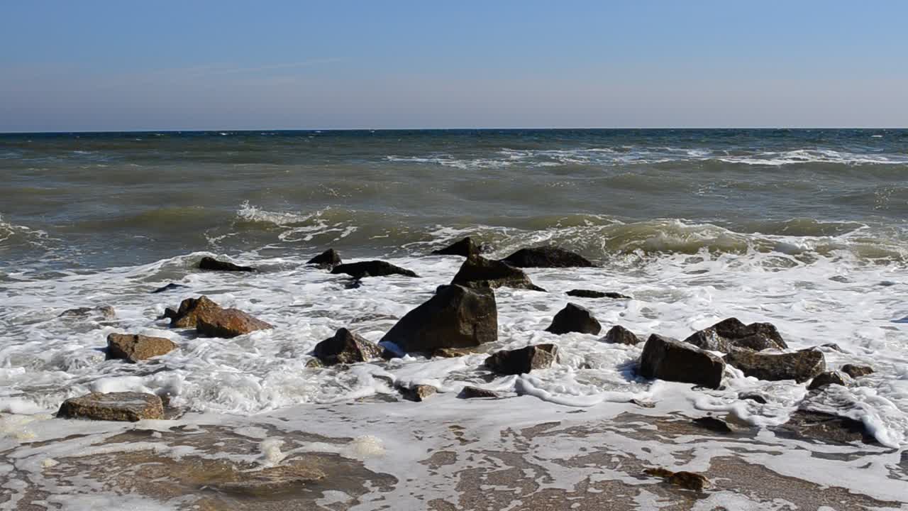 Spiaggia e onde, sole splendente. Riprese sulla spiaggia