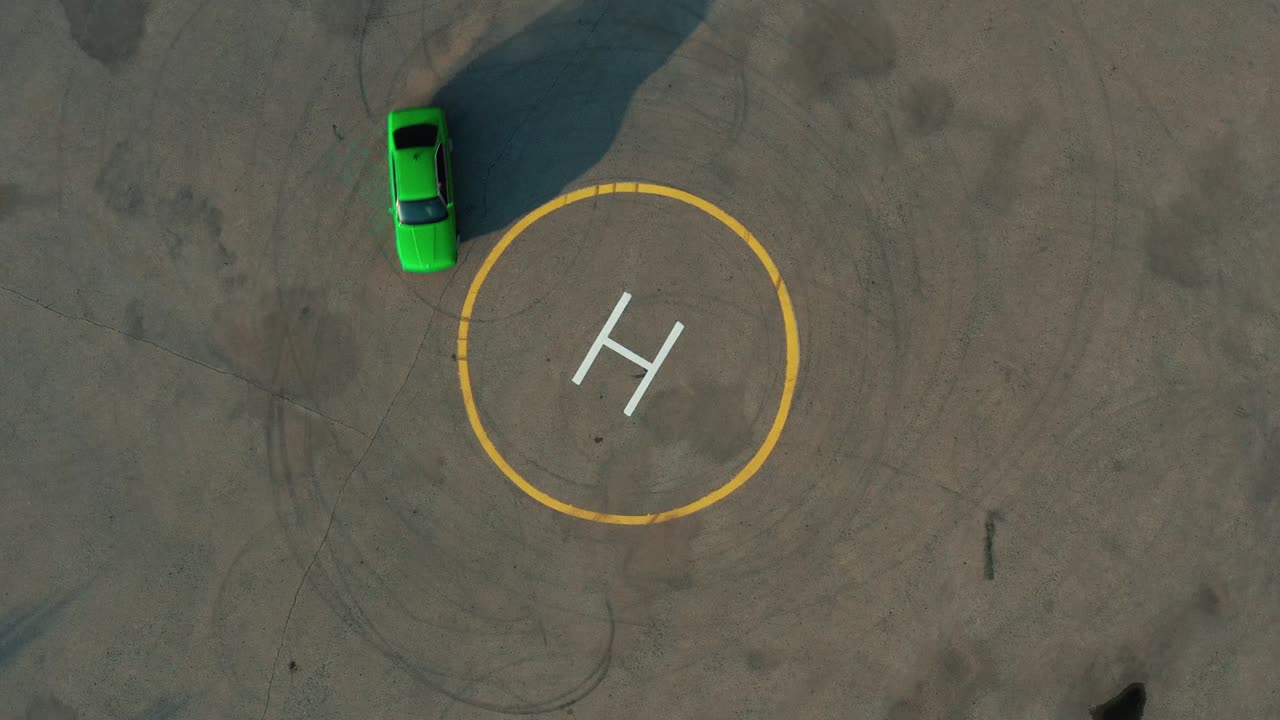 ariel disparó por encima de un automóvil deportivo en un círculo.