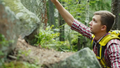 Zielstrebiger-Mann-Mit-Rucksack-Klettert-Auf-Ein-Felskonzept---Die-Verfolgung-Eines-Ziels-4k-Video