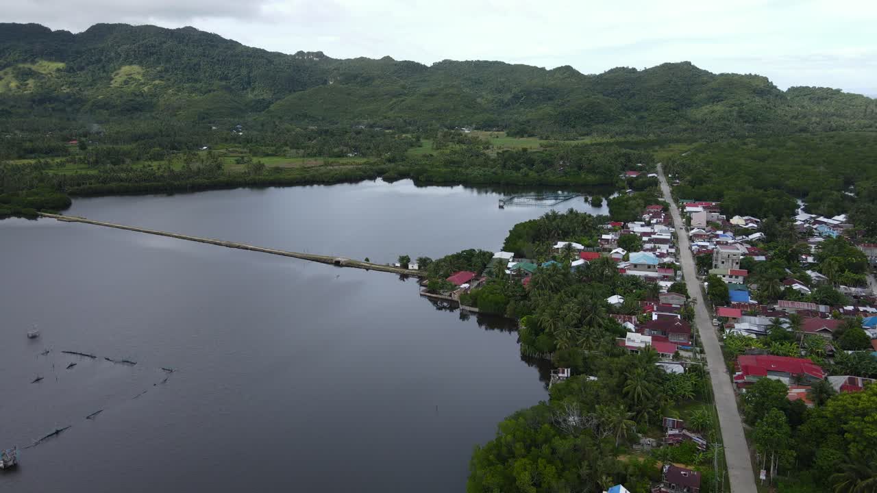 aldea panorámica en filipinas y lago costero casas resorts y horizonte con clima nublado sudeste asiático