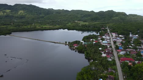 Panoramadorf-Auf-Den-Philippinen-Und-Einem-Küstensee-Mit-Resorts-Und-Skyline-Bei-Bewölktem-Wetter-In-Südostasien