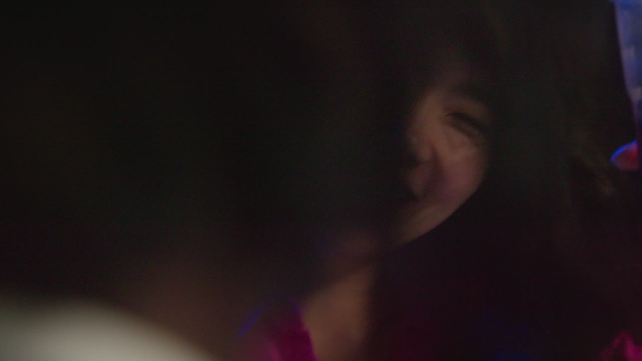 pareja de jóvenes divirtiéndose bailando y bebiendo alcohol en una fiesta en casa juntos 7