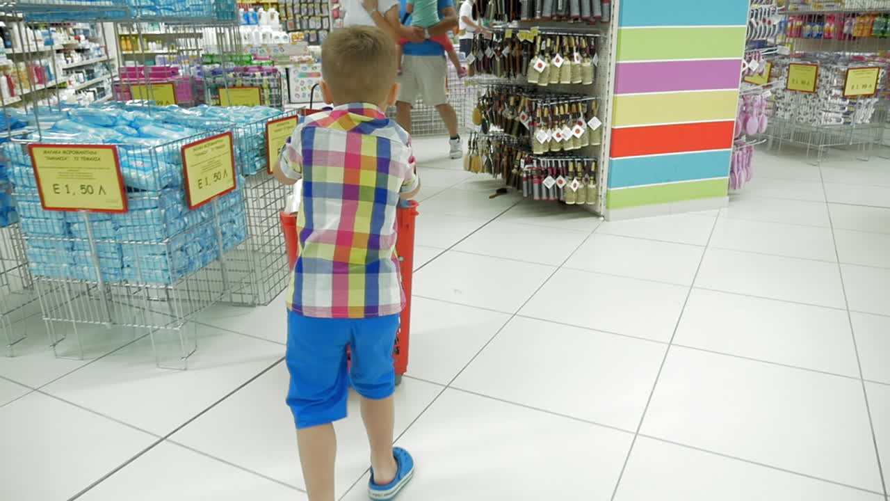 niño con carrito de compras en la tienda
