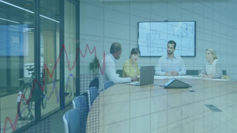 animación del procesamiento de datos financieros sobre diversas personas de negocios en la oficina