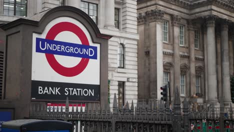 U-Bahn-Schild-Auf-Der-Londoner-Straße