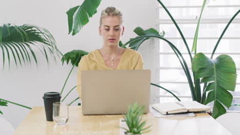 Eine-Junge-Geschäftsfrau,-Die-An-Einem-Laptop-Arbeitet