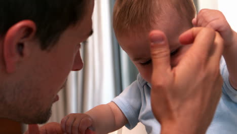 Niño-Jugando-Al-Padre