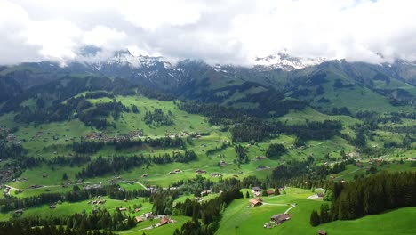 paisaje del valle de los alpes suizos