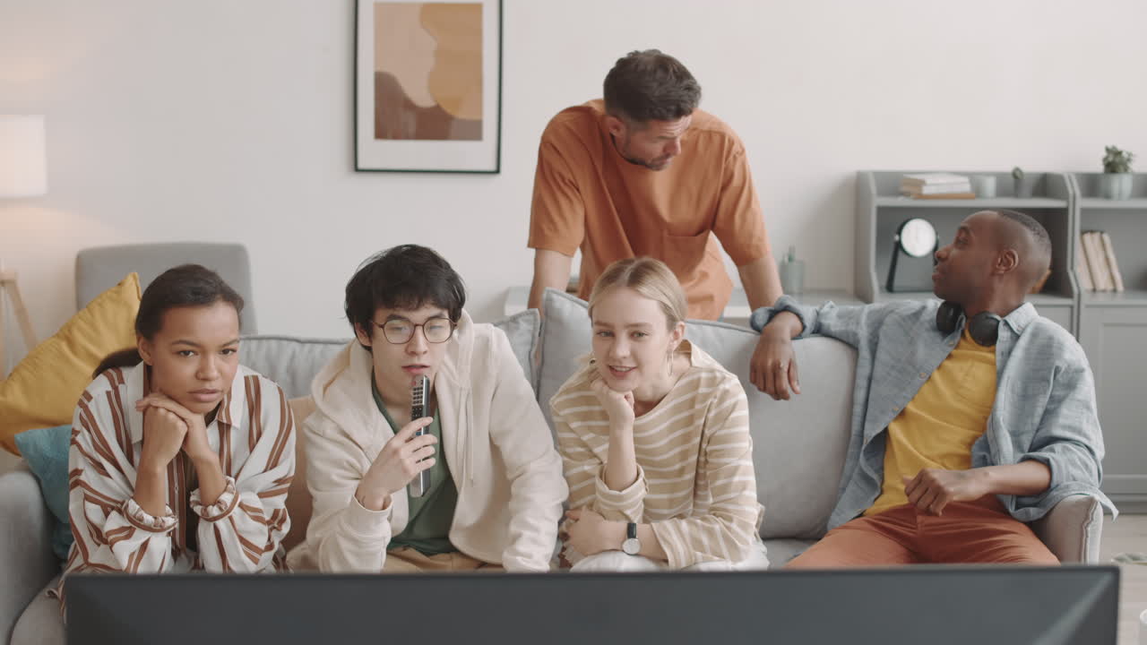 tv 를 보고 있는 친구 들 의 그룹