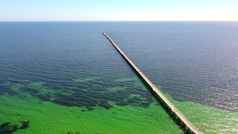 vista aérea alta con el muelle de busselton extendiéndose hacia el horizonte - australia occidental