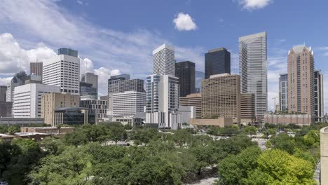 lapso de tiempo aéreo del paisaje urbano de houston con cielos de verano en su mayoría claros