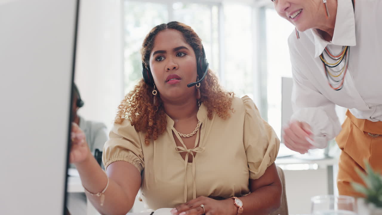 centro de llamadas, entrenamiento y mujer negra con gerente