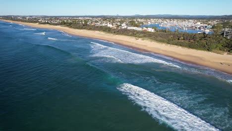 Olas-Tranquilas-Salpican-En-Buddina-Beach,-Queensland,-Australia-Toma-Aérea