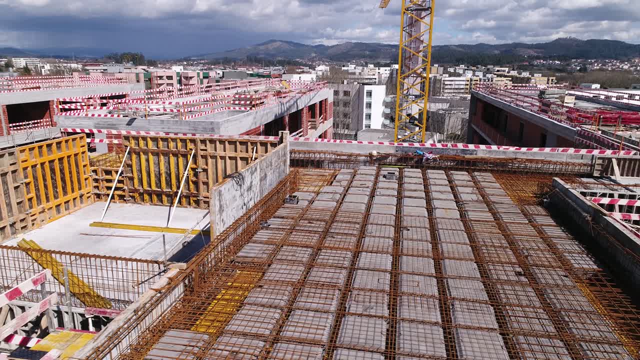 construcción de edificios con grúas vista aérea