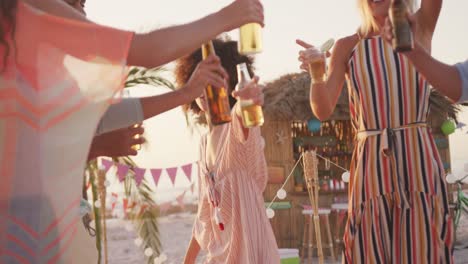 Amigos-Disfrutando-De-Una-Fiesta-En-La-Playa