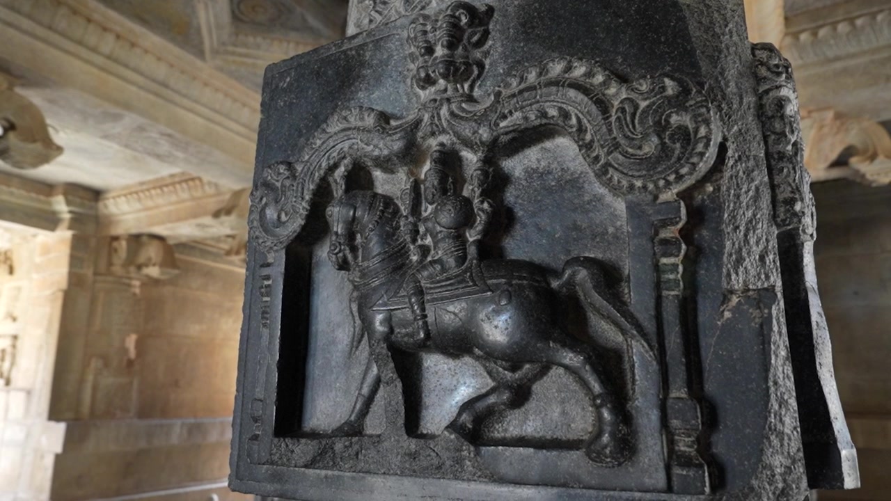 Antica scultura rupestre di cavaliere, Hampi, Karnataka, India.