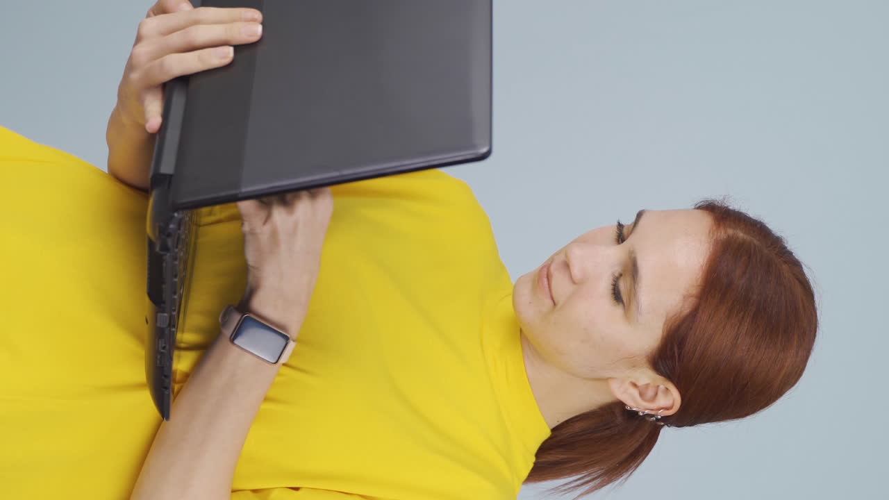 video vertical de una mujer comprando desde una computadora portátil.
