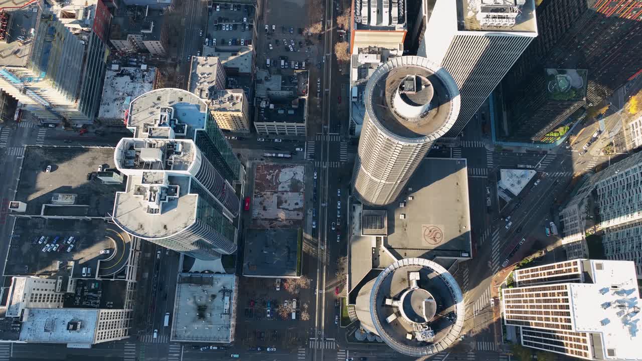 시애틀 거리와 벨타운 동네의 고층 건물 위에 있는