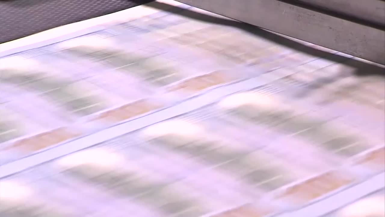 인쇄기의 100달러 지폐