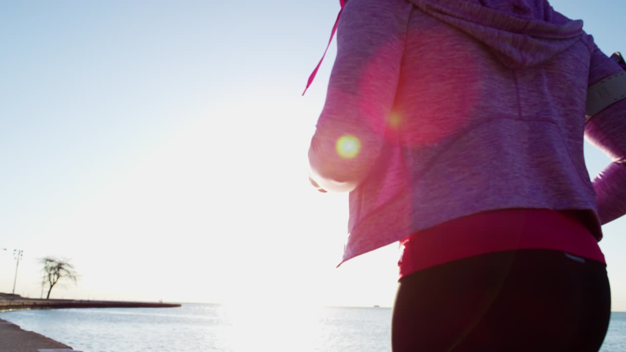 웨어러블 기술로 야외에서 달리는 아프리카계 미국인 여성