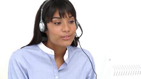 mujer de negocios positiva usando auriculares
