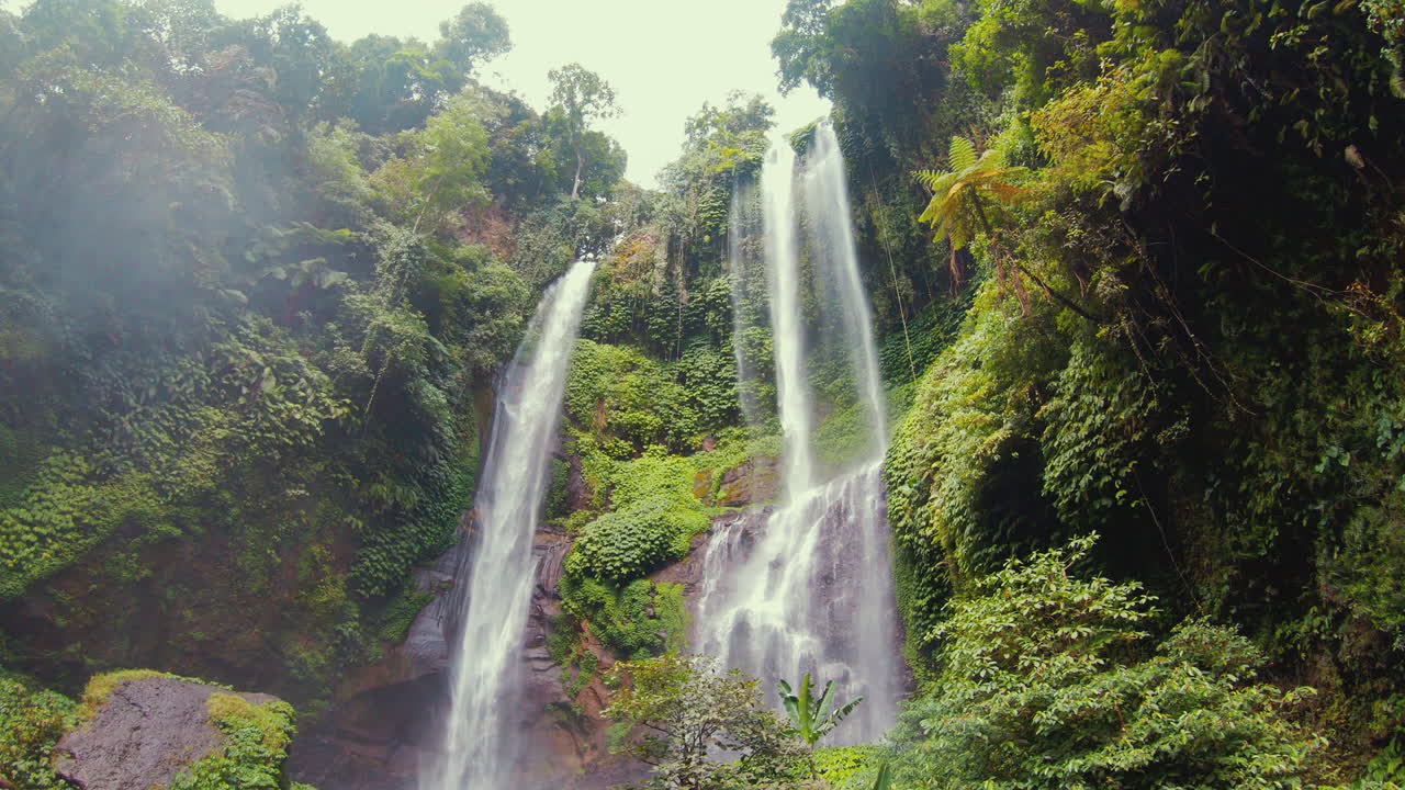 mega cascada en el norte de bali a cámara lenta