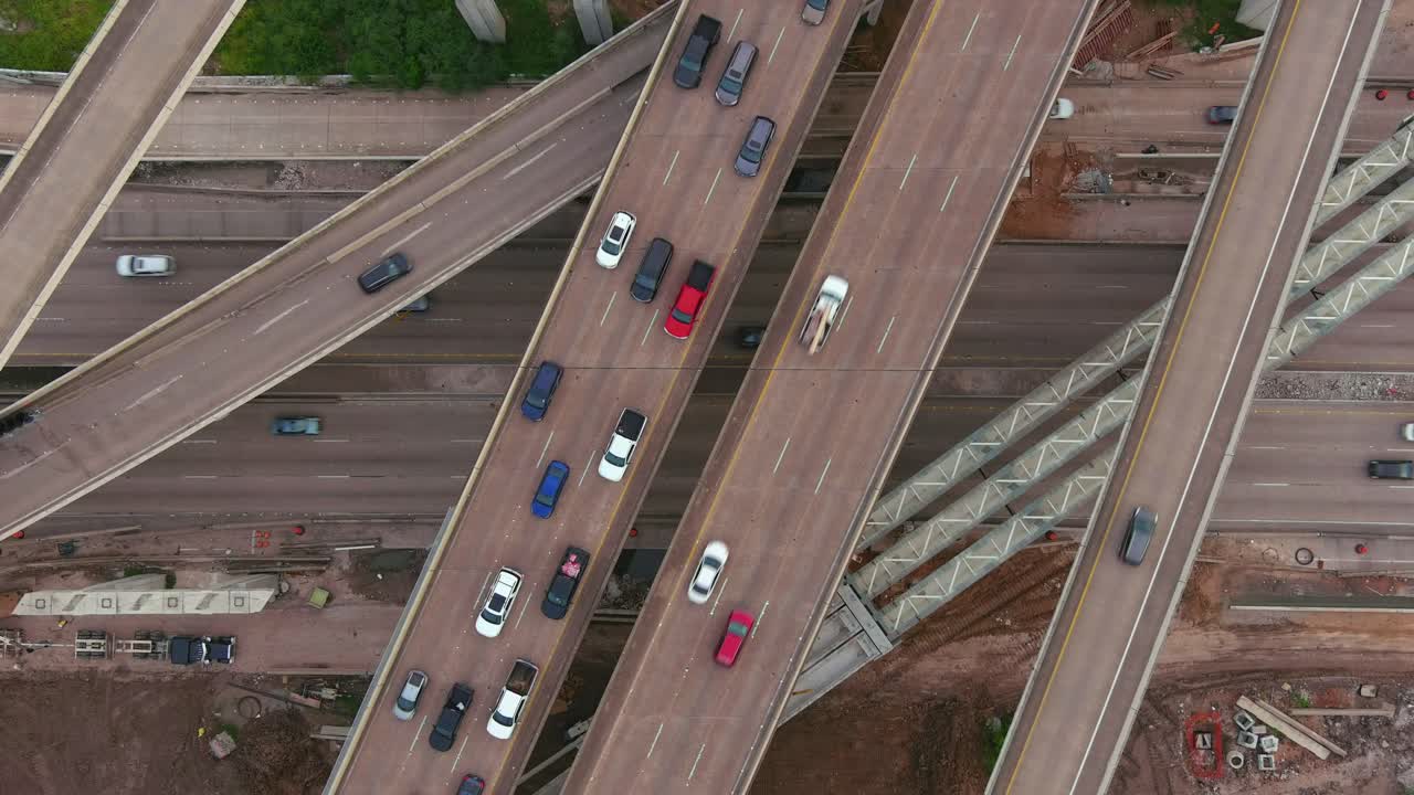vista de pájaro del tráfico en la autopista principal en houston