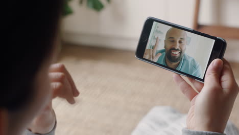 Mujer-Joven-Que-Usa-Un-Teléfono-Inteligente-Y-Tiene-Video-Chat-Con-Su-Novio-Sordo-Comunicándose-Usando-Gestos-Con-Las-Manos-En-Lenguaje-De-Señas-Disfrutando-De-La-Comunicación-En-Línea