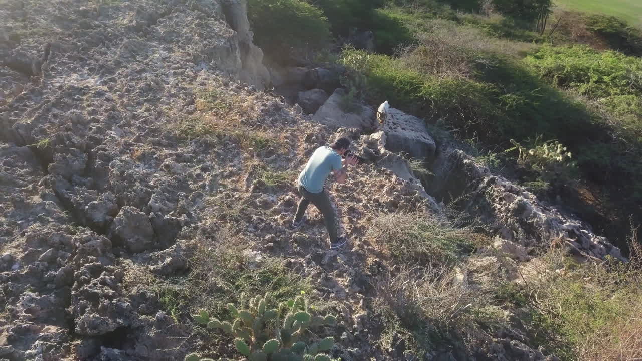 야생 동물 사진을 찍는 절벽 가장자리의 야생 동물 사진 작가