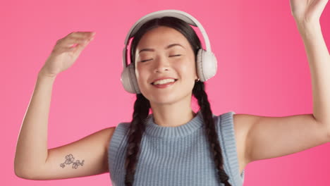 Happy-woman,-dancing-and-music-headphones