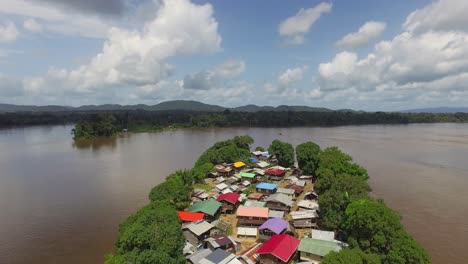 Drohnenaufnahmen-Aus-Der-Luft,-Die-über-Ein-Einzigartiges-Abgelegenes-Inseldorf-Im-Amazonas-Südamerika-Fliegen