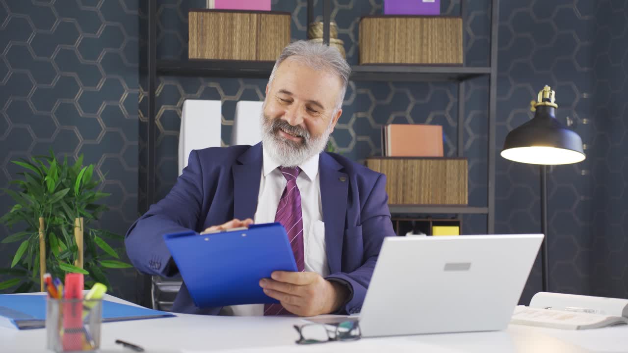 el hombre de negocios positivo cierra los archivos de papeleo.