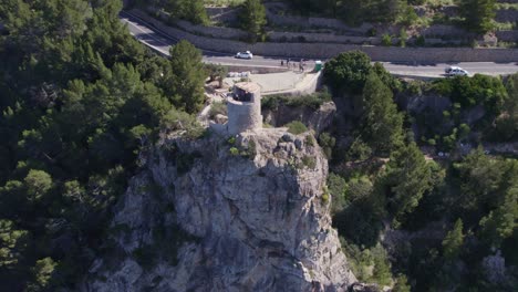 Tiro-Inclinado-Hacia-Abajo-De-La-Torre-Del-Verger-En-La-Isla-De-Mallorca-Durante-El-Día,-Antena